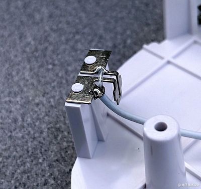撬开Google Wifi路由器，一窥内部天线的布局与设计巧思